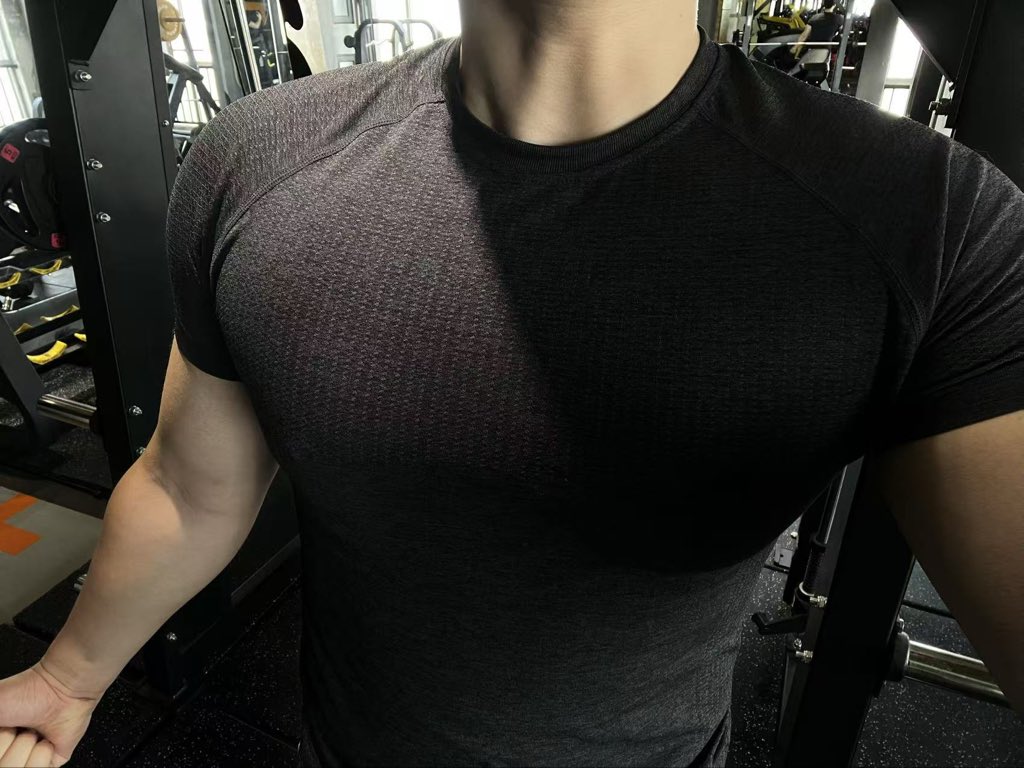 某男子为了凹造型把青筋都崩出来了