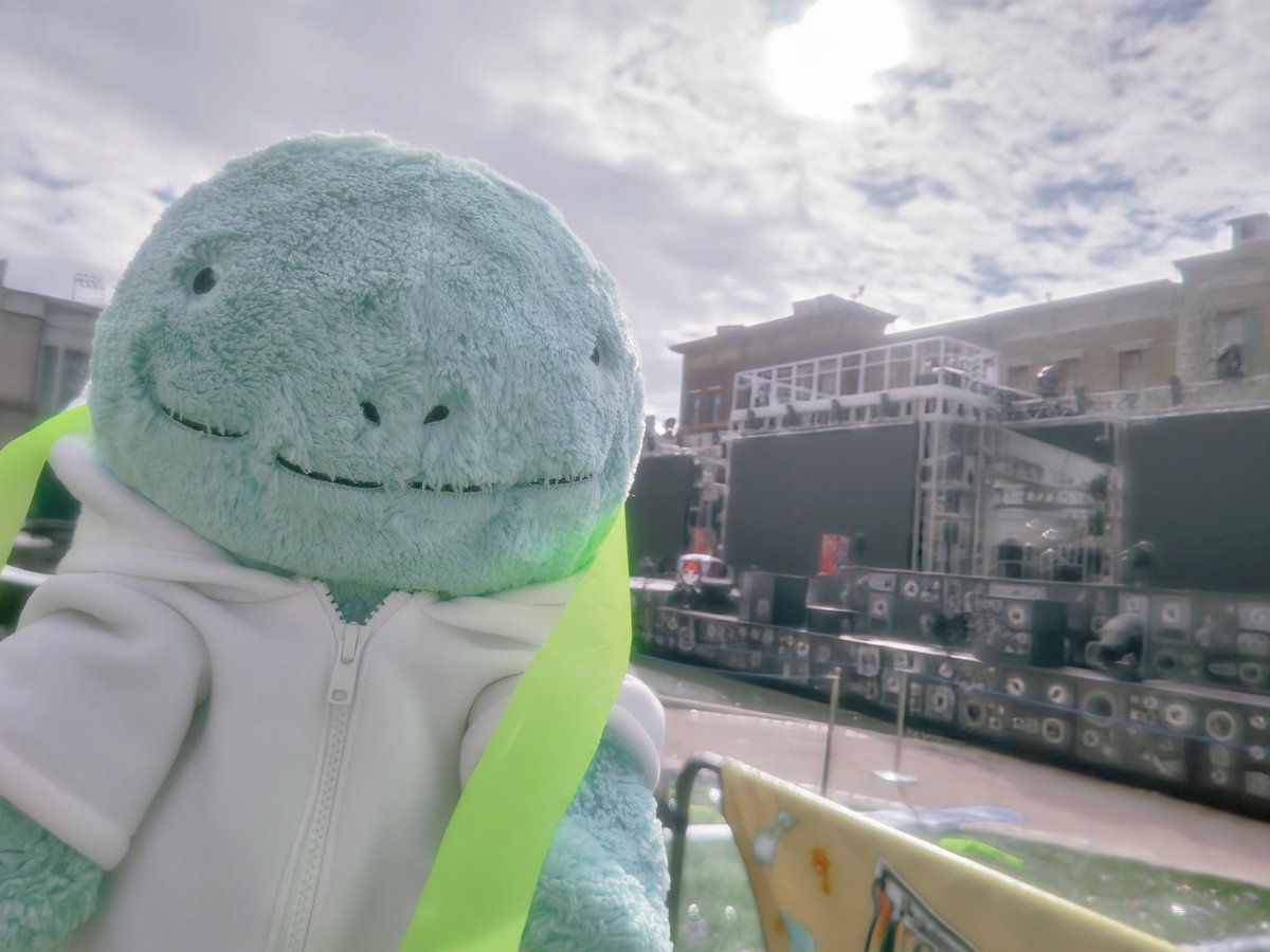 ぬ）ポケモンのステージショー、あっという間終わっちゃったぬ꜀(  ꜆˙𐃷˙)꜆
主）ノリノリで踊ってたね
ぬ）今度はゴーストタイプに変身して、あのステージの上でダンスしたいぬ(˙𐃷˙)✨

#USJ
#ヌオー
#ふわぬお
#ヌオーのいる生活
#ポケモン
#ポケぬい
#ぬい活
#ぬい撮り
#ぬいぐるみの時間