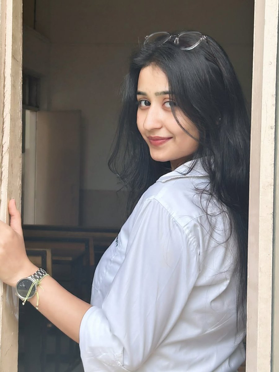 ज़रूरी थोड़ी न है...?
           जिसे तुम चाहो,
                      वो मिले ही..
हम भी तो,
              बहुतो को,
                          नही मिले....😅

#Yashi🌷 
#College_life