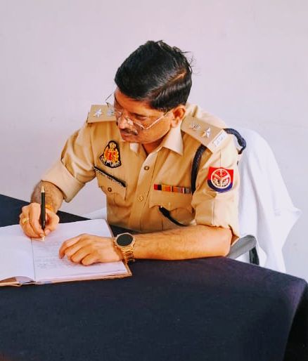 प्राचीन भारत में राजनयिक प्रतिरक्षा का सिद्धांत - 
----------------------------------------
                   साथियों, हमारे कई विद्वान मित्रों का मानना रहता है कि प्राचीन काल में अंतर्राष्ट्रीय सम्बन्धों जैसे - युद्ध, राजनयिक प्रतिरक्षा (Diplomatic immunity) तथा युद्ध बंदियों