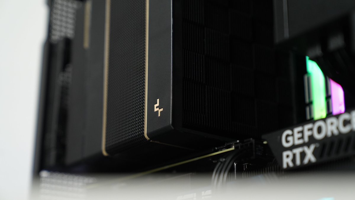 DeepCool_JAPAN's tweet image. 黒金クーラー、好きな人〜？🙌
まもなく登場します！お楽しみに🔥

#DeepCool #ASSASSINVCELITE #CPUクーラー #べーパーチャンパー