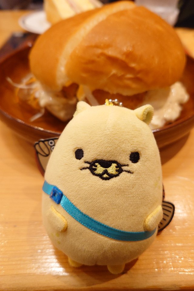 お昼はコメダ珈琲でフィッシュフライバーガーとたっぷりサイズのホットカフェオレを美味しく頂きました！