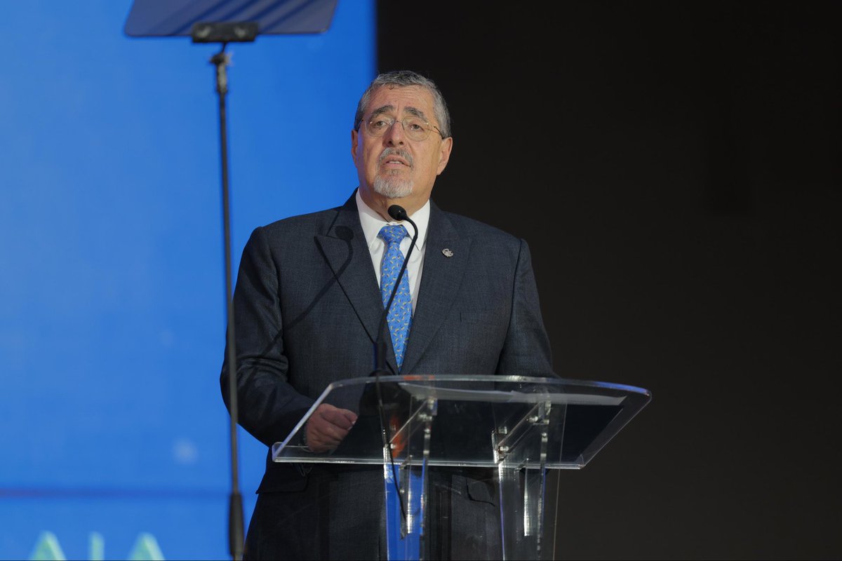 MINECOGT's tweet photo. El Ministerio de Economía preside con orgullo el Consejo Nacional de Promoción de las Exportaciones #CONAPEX, espacio que une los esfuerzos del Gobierno y el sector privado para fortalecer la economía guatemalteca e impulsar el crecimiento de nuestras exportaciones.
En el Galardón Nacional a la Exportación 2025 de @AGEXPORTGT, acompañamos al señor presidente de la República, Bernardo Arévalo, en el reconocimiento al talento, la innovación y la competitividad del sector exportador.
Seguimos trabajando para que Guatemala siga exportando todo lo bueno.