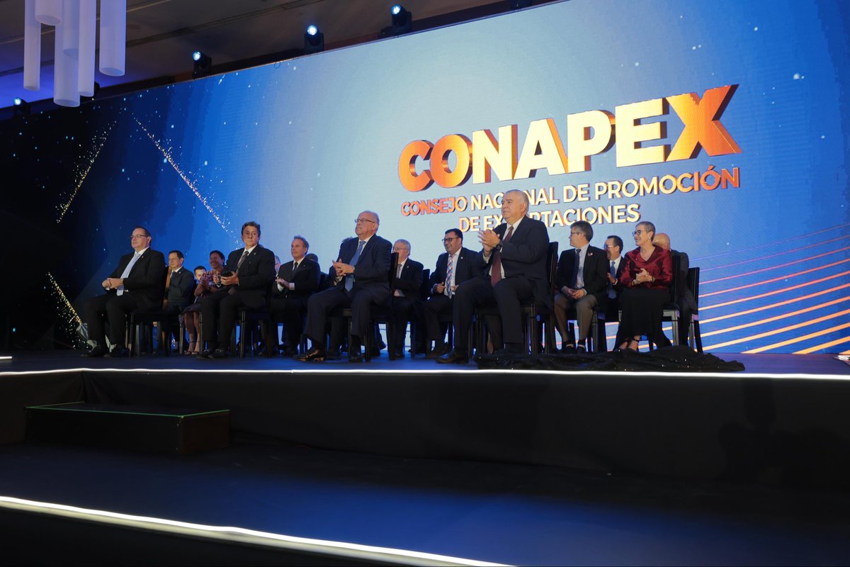 MINECOGT's tweet photo. El Ministerio de Economía preside con orgullo el Consejo Nacional de Promoción de las Exportaciones #CONAPEX, espacio que une los esfuerzos del Gobierno y el sector privado para fortalecer la economía guatemalteca e impulsar el crecimiento de nuestras exportaciones.
En el Galardón Nacional a la Exportación 2025 de @AGEXPORTGT, acompañamos al señor presidente de la República, Bernardo Arévalo, en el reconocimiento al talento, la innovación y la competitividad del sector exportador.
Seguimos trabajando para que Guatemala siga exportando todo lo bueno.