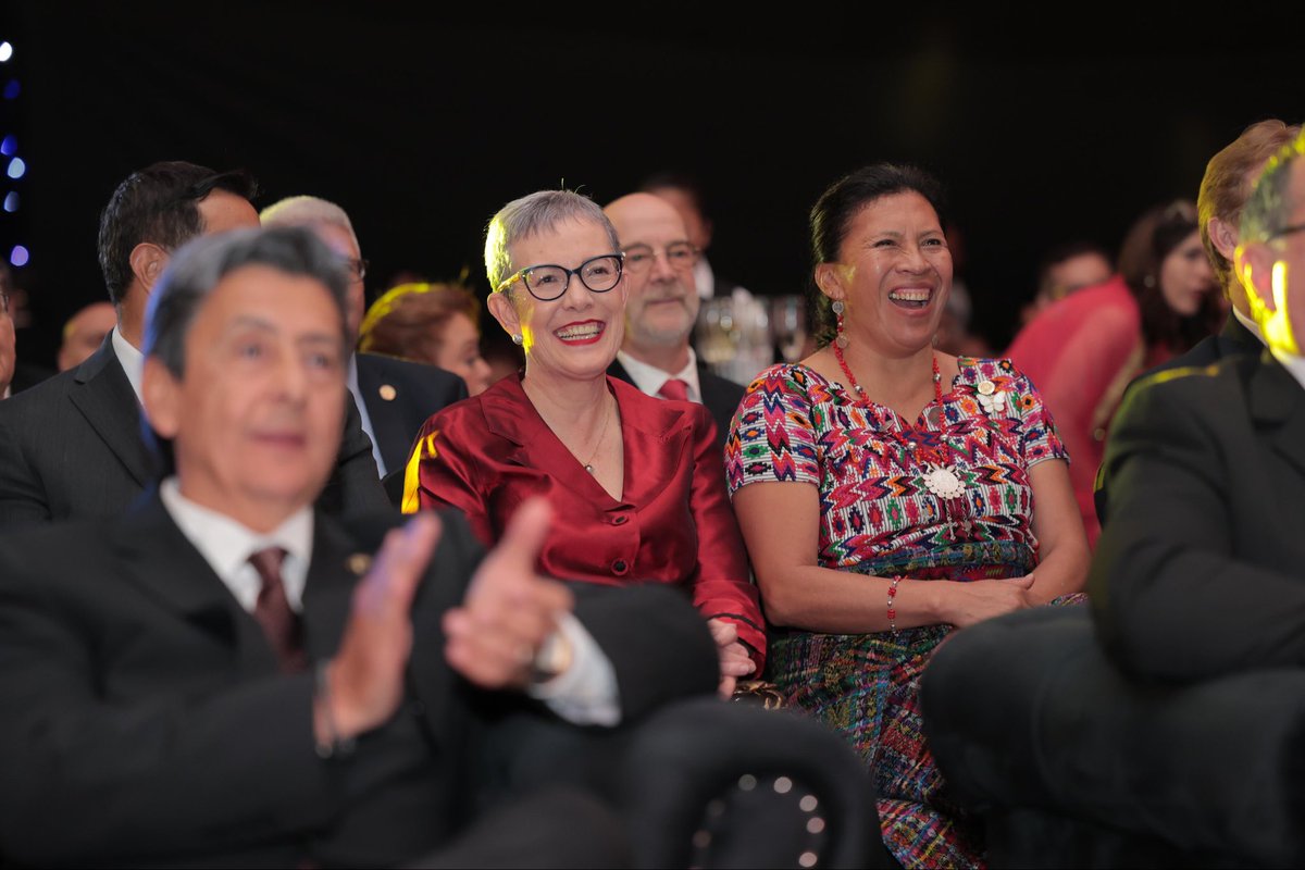 MINECOGT's tweet photo. El Ministerio de Economía preside con orgullo el Consejo Nacional de Promoción de las Exportaciones #CONAPEX, espacio que une los esfuerzos del Gobierno y el sector privado para fortalecer la economía guatemalteca e impulsar el crecimiento de nuestras exportaciones.
En el Galardón Nacional a la Exportación 2025 de @AGEXPORTGT, acompañamos al señor presidente de la República, Bernardo Arévalo, en el reconocimiento al talento, la innovación y la competitividad del sector exportador.
Seguimos trabajando para que Guatemala siga exportando todo lo bueno.
