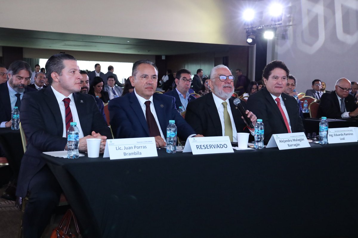CONCAMIN's tweet photo. En el marco de El #DíaDeLosIndustriales de la #CONCAMIN, se llevó a cabo la conferencia “Modelo educativo actual en México” a cargo de Graciela Báez Ricárdez, @GracielaBaez, Directora de Política Educativa, Mejores Prácticas y Cooperación de la @SEP_mx. 

En esta conferencia, en la cual participó Rodrigo Feria, presidente de la Comisión de Educación de la Confederación, como moderador, se abordó el tema del #PlanMéxico, el cual entre sus principales objetivos se encuentra ampliar el acceso a la educación media superior y superior. 

Asimismo la funcionaria señaló la transformación de la educación media superior, enfocada en la ampliación de infraestructura educativa, con la creación de nuevos bachilleratos tecnológicos; en el marco curricular común; en los lineamientos de #EducaciónDual; y en la actualización curricular para hacer más atractiva la oferta  educativa y brindar mayores oportunidades en el mercado laboral.

#MéxicoFrenteAlCambio