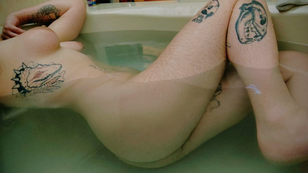 Thinking about a relaxing bath after stream...

Wanna join me? 😘
RavenRipley.carrd.co