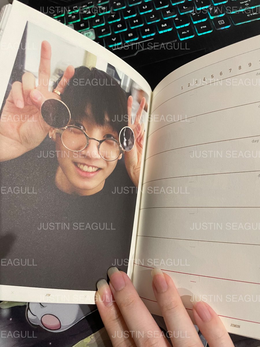 seagull_00's tweet photo. HELP RT TQ 💜

[WTS] BTS 2014 SEASON’S GREETING DIARY 🇲🇾

‼️ULTRA RARE MD‼️

Limited ONLY 600 copies available Globally 🩵

RM2500 / $592

Pls DM if interested ^^

#pasarBts #pasarBTSMY #myARMYjual #btswts #wtsbts 
@BTSMarketMY @BTStrading_MY https://t.co/8IU2j0myLD