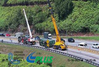 Jom_Cuba's tweet photo. @MohKeIpoh Status terkini, semua lorong masih terhalang. Laluan kontra masih diaktifkan. Lorong kanan arah selatan juga ditutup. Kerja pengalihan sedang dijalankan. Trafik sesak 7km. Guna laluan alternatif. Pandu cermat. https://t.co/Hvi4GvhWZt