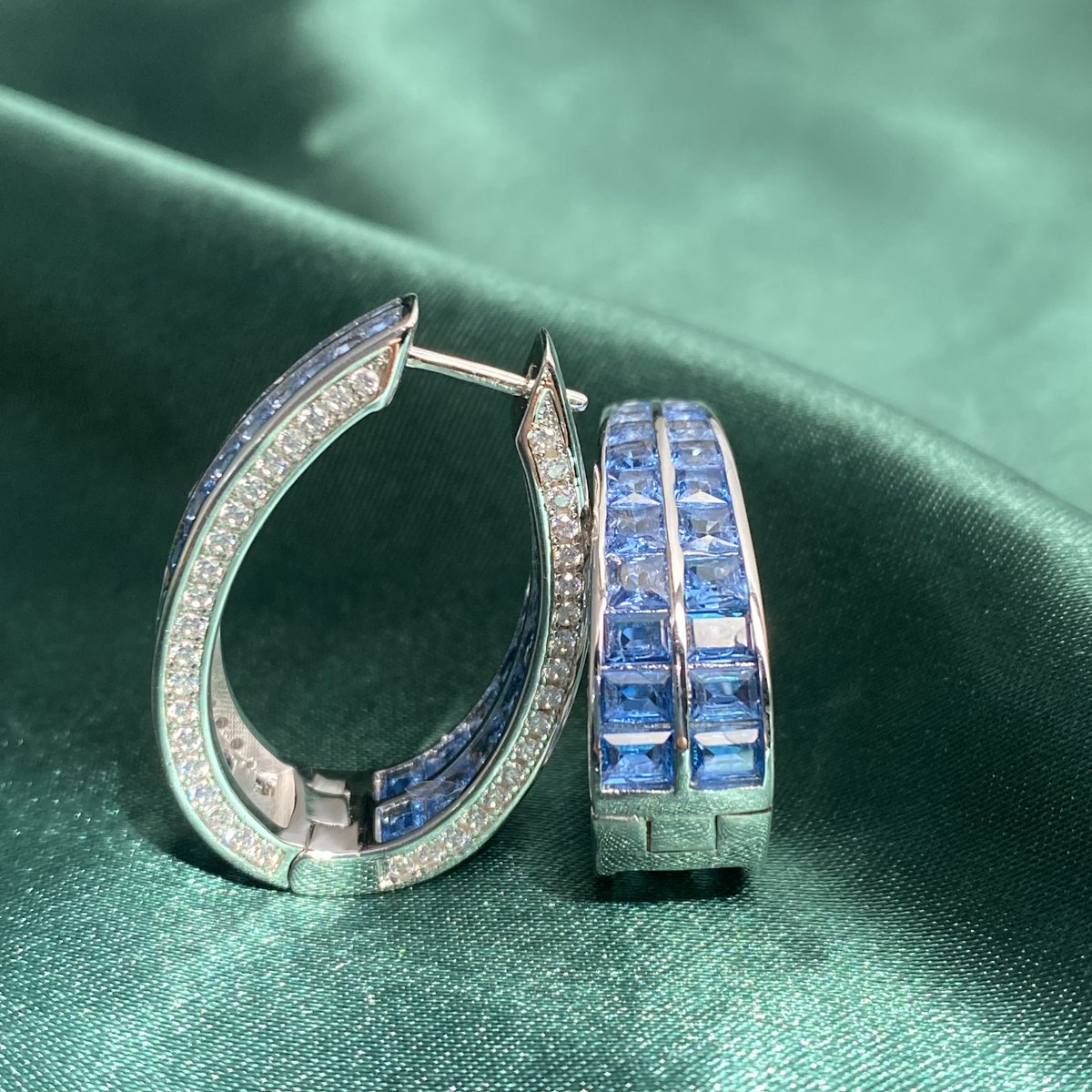 sayabling's tweet image. Wear these when you want to glow from every angle. ✨

Learn more sayabling.store/48vStmA

#BlueSapphireHoops #InvisibleSet #InsideOutHoops #StatementEarrings #LuxuryJewelry #SayaBling