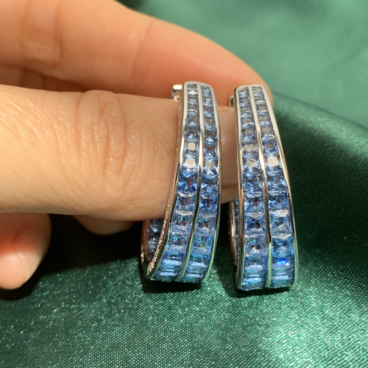 sayabling's tweet image. Wear these when you want to glow from every angle. ✨

Learn more sayabling.store/48vStmA

#BlueSapphireHoops #InvisibleSet #InsideOutHoops #StatementEarrings #LuxuryJewelry #SayaBling