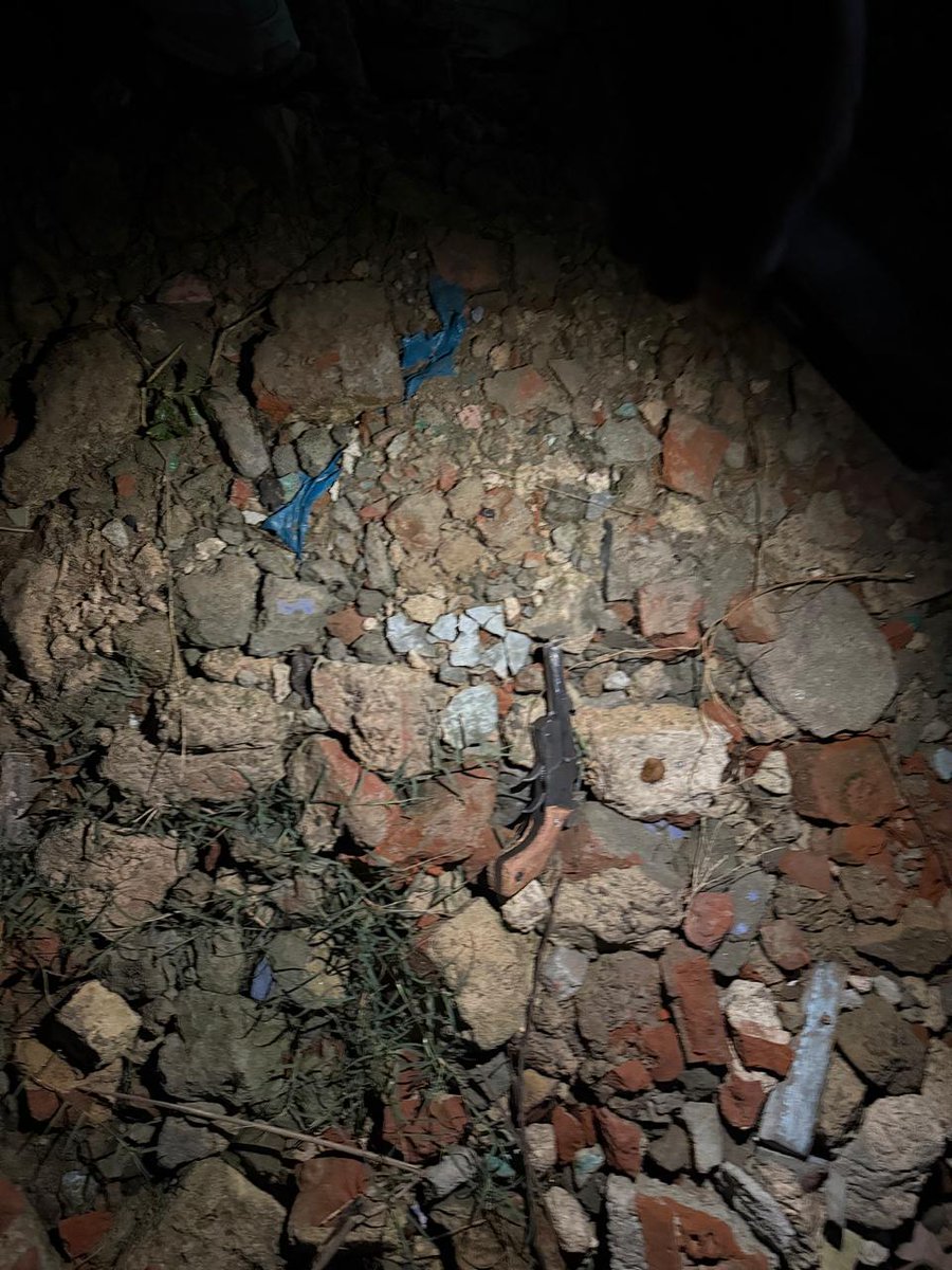 PrimeNewsInd's tweet image. गाजियाबाद

पुलिस और बदमाश के बीच मुठभेड़, आरोपी के पैर में लगी गोली। पुलिस ने तमंचा, कारतूस, चोरी की बाइक, दो सोने की चेन और ₹48,000 नकद बरामद किया। आरोपी ने कई चोरी और चेन स्नैचिंग की वारदातों को कबूला।

#Muradnagar #PoliceEncounter #CrimeNews   #Ghaziabad #LawAndOrder