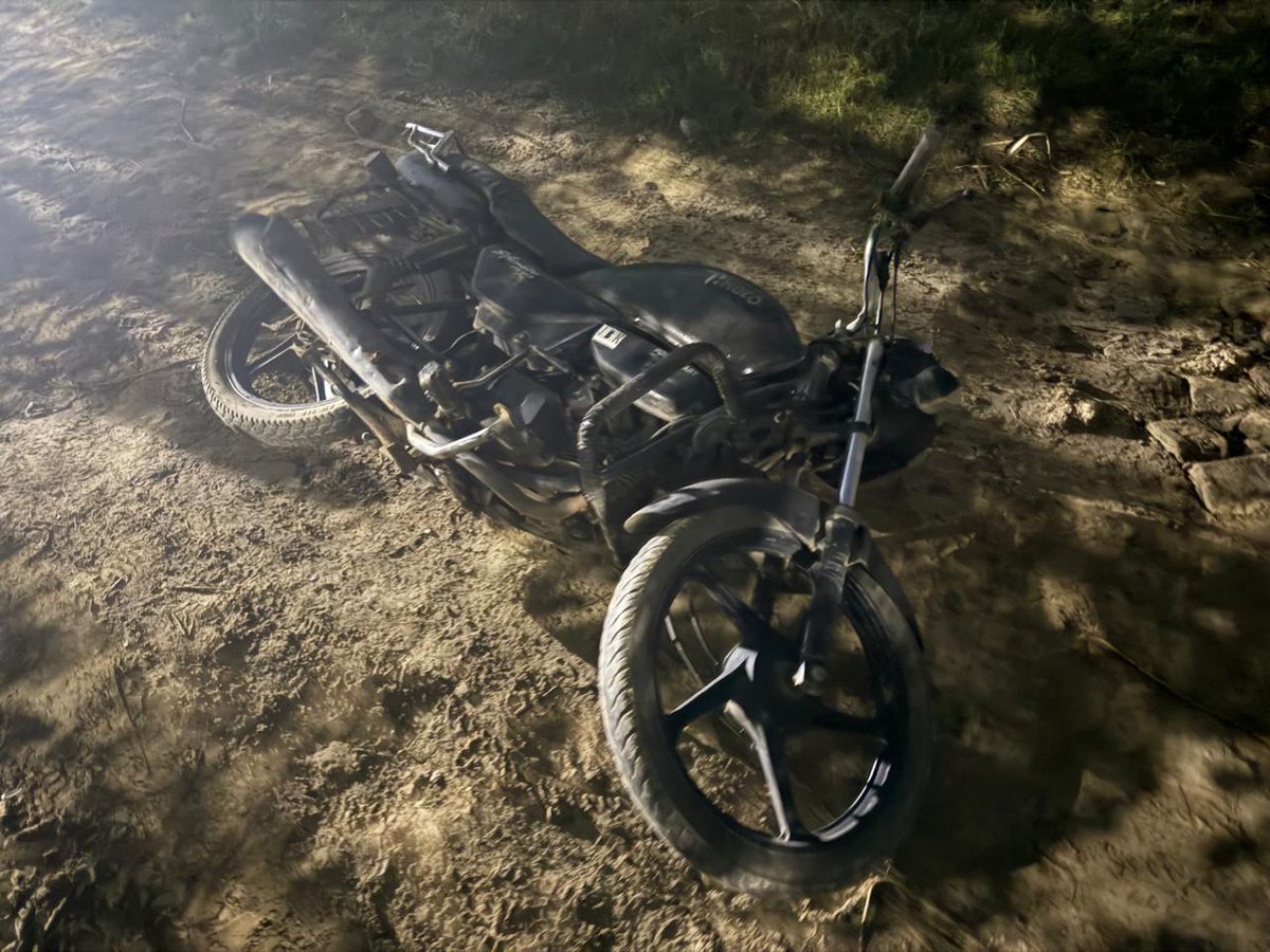 PrimeNewsInd's tweet image. गाजियाबाद

पुलिस और बदमाश के बीच मुठभेड़, आरोपी के पैर में लगी गोली। पुलिस ने तमंचा, कारतूस, चोरी की बाइक, दो सोने की चेन और ₹48,000 नकद बरामद किया। आरोपी ने कई चोरी और चेन स्नैचिंग की वारदातों को कबूला।

#Muradnagar #PoliceEncounter #CrimeNews   #Ghaziabad #LawAndOrder