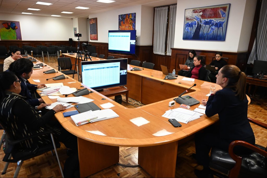 Claudiashein's tweet image. Continúa en sesión permanente el Comité Nacional de Emergencias para dar seguimiento a los avances en los cinco estados afectados por las lluvias.
