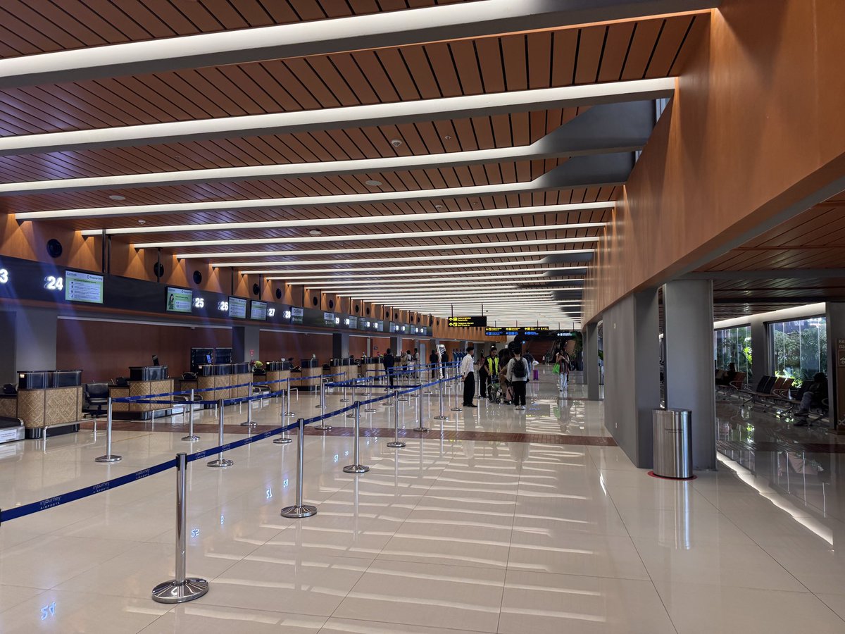 adriansyahyasin's tweet photo. Suka banget sama Soekarno-Hatta Terminal 1C yang baru direnovasi

Identitas asli Terminal 1 ini kembali hidup dengan sentuhan modern. Menunggu 1A dan 1B dikembalikan juga fitrahnya 

Dari tiang putih diganti kembali gelap saja sudah cukup membuat elegannya kembali https://t.co/o6Sy1DYHPu