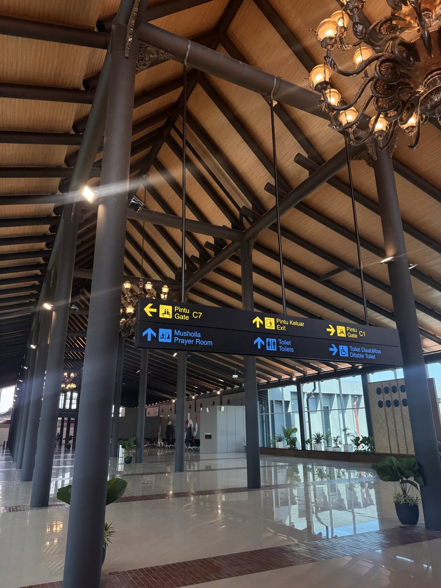 adriansyahyasin's tweet photo. Suka banget sama Soekarno-Hatta Terminal 1C yang baru direnovasi

Identitas asli Terminal 1 ini kembali hidup dengan sentuhan modern. Menunggu 1A dan 1B dikembalikan juga fitrahnya 

Dari tiang putih diganti kembali gelap saja sudah cukup membuat elegannya kembali https://t.co/o6Sy1DYHPu