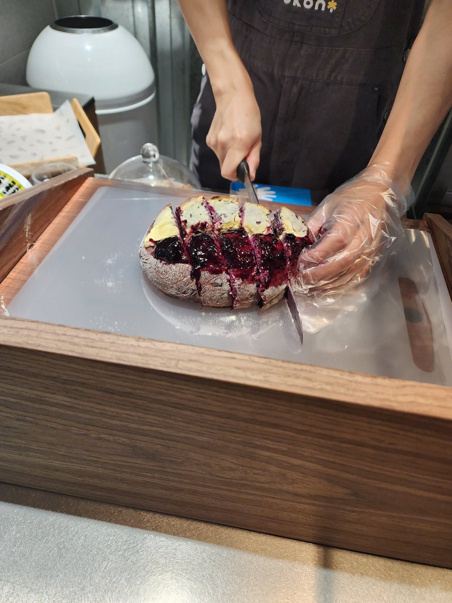 อันนี้อร่อยมากกกกก ไม่ได้คาดหวัง
คอมบิเนชั่นมันทั่ว แต่มันจึ้งอร่อย
บลูเบอรี่ ครีมชีส 
เนื้อขนมปังนุ่มมากกกก ชอบตรงใส่บลูเบอรี่ลงไปในเนื้อหนมปังเลยหอมมาก แยมเยิ้มๆเจอครีมชีสไม่เยอะแต่อร่อย ฮือออ อยากทำให้ทานค่ะ จบการรีวิว ราคา25หยวนจ้ะ ร้าน Pokon