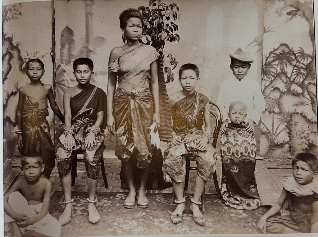 VikkiAnn168's tweet photo. Wealthy Cambodian Women and Children
Studio portrait of children of a wealthy household. Phnom Penh. ca. 1890s. Photographer unknown. Philippe Damas
Collection, Singapore. https://t.co/fFNFlxBiBL