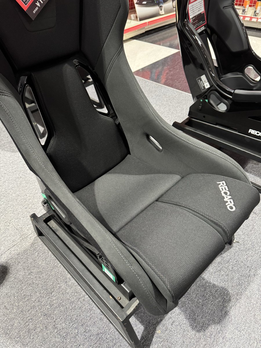 tracer61039138's tweet image. RSSのlargeサイズが入荷してたから注文後だっけど試座した
懐の深さはRSMとRSS標準の中間
標準はセミバケとフルバケの良いところをコンセプトとしてたから腰周り浅く感じたけどlargeはしっかりフルバケだ
購入候補だったSR-Cはサーキットだとしんどそう
入荷連絡くれ4ヶ月待ち
#RECARO
#RSS
#SRC