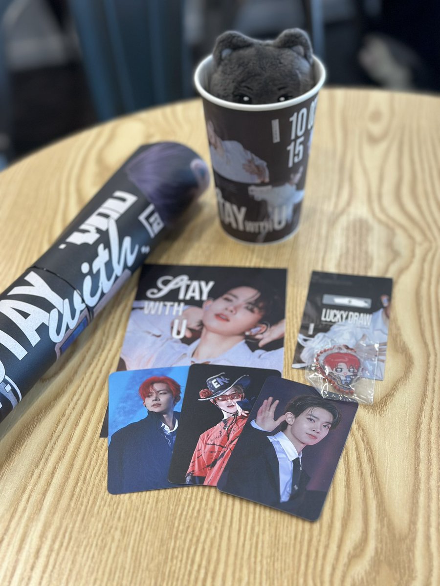 hee_hypen's tweet image. @intersectionhs 
럭드 5등 키링도 아주아주 귀엽다는거…!! 카페 이쁘게 꾸며주셔서 감사합니다🖤
#STAY_WITH_HEESEUNG