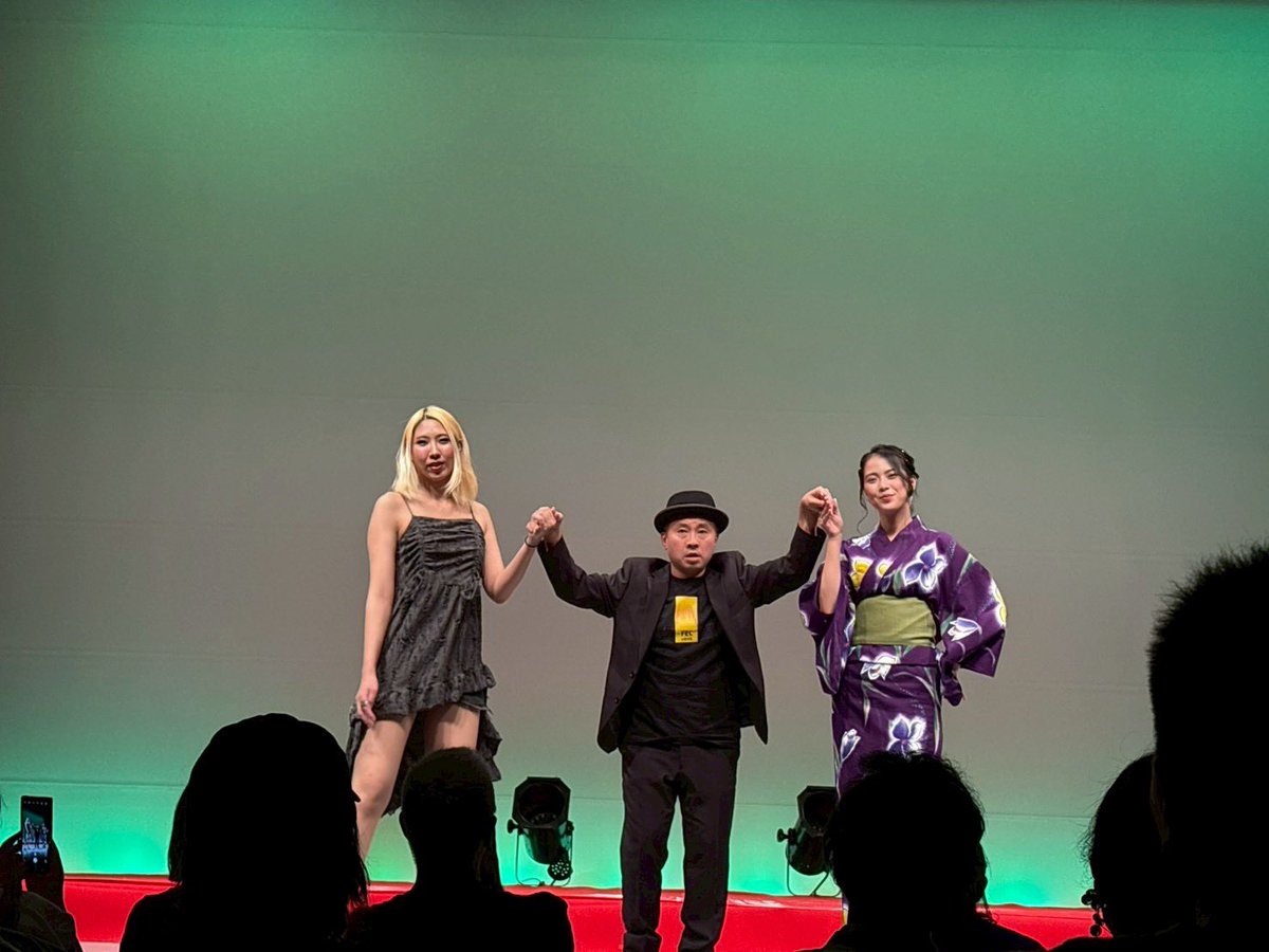 fshgWXiN1L0cU7l's tweet photo. ちょっと遅くなりましたが、旗揚げ32周年記念公演、無事大成功のもと開催することができました〜。

今回は、各芸人のネタのオンパレードからの、後半は「1番健康なヤツは誰だ？」という大義名分のもと不健康芸人をあぶり出すというスペシャル企画を開催。

那覇西クリニックの玉城先生と職員の皆さま https://t.co/O9qMBIa1Et