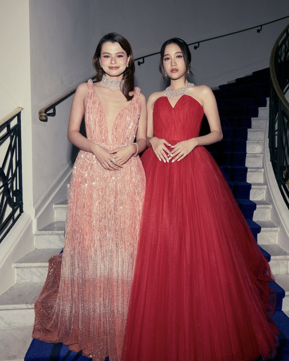 ElleMenThailand's tweet image. สองนักแสดงสุดฮอต ฟรีน-สโรชา และ เบ็คกี้-รีเบคก้า ประกาศก้าวสำคัญในเส้นทางอาชีพของพวกเธอ หลังสิ้นสุดสัญญากับค่ายเดิม และเปิดค่ายของตัวเองอย่างเป็นทางการ อย่าง Solenn Entertainment และ Becky Entertainment
#ELLEMENThailand
#FreenSarocha #srchafreen
#BeckyArmstrong #beckysangels