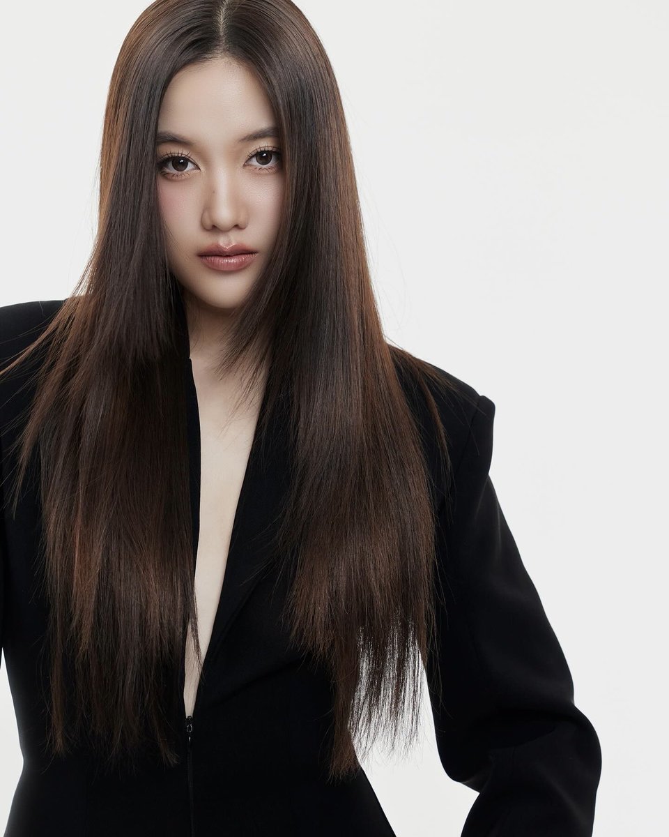ElleMenThailand's tweet image. สองนักแสดงสุดฮอต ฟรีน-สโรชา และ เบ็คกี้-รีเบคก้า ประกาศก้าวสำคัญในเส้นทางอาชีพของพวกเธอ หลังสิ้นสุดสัญญากับค่ายเดิม และเปิดค่ายของตัวเองอย่างเป็นทางการ อย่าง Solenn Entertainment และ Becky Entertainment
#ELLEMENThailand
#FreenSarocha #srchafreen
#BeckyArmstrong #beckysangels