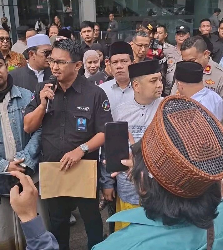 AhlulQohwah's tweet photo. Dalam hati mereka mungkin sangat marah, karena gurunya dilecehkan. Tapi mereka menahan diri. Coba kalau yg demo bukan santri, apa masih semulus itu muka?

Siapa yg mengajarkan mereka hingga punya adab demikian? Ya para kiai yg kalian fitnah itu @TRANS7 https://t.co/XjjuafSMbx