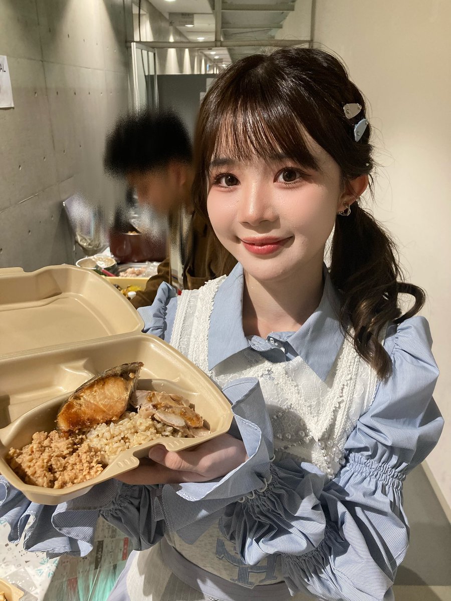 choosagi's tweet photo. これまでドキュメンタリーやバラエティ番組でしか見たことのなかったAKB48の楽屋ご飯をいただきました💕

食事のひとときも驚きと共に楽しむことができ、ここ数日よく耳にする言葉を借りれば——I love my job 🥰🥰🫶🏻

楽屋では本当に大切に世話していただき、とても幸せでした💕 https://t.co/yUbXX5nIBG
