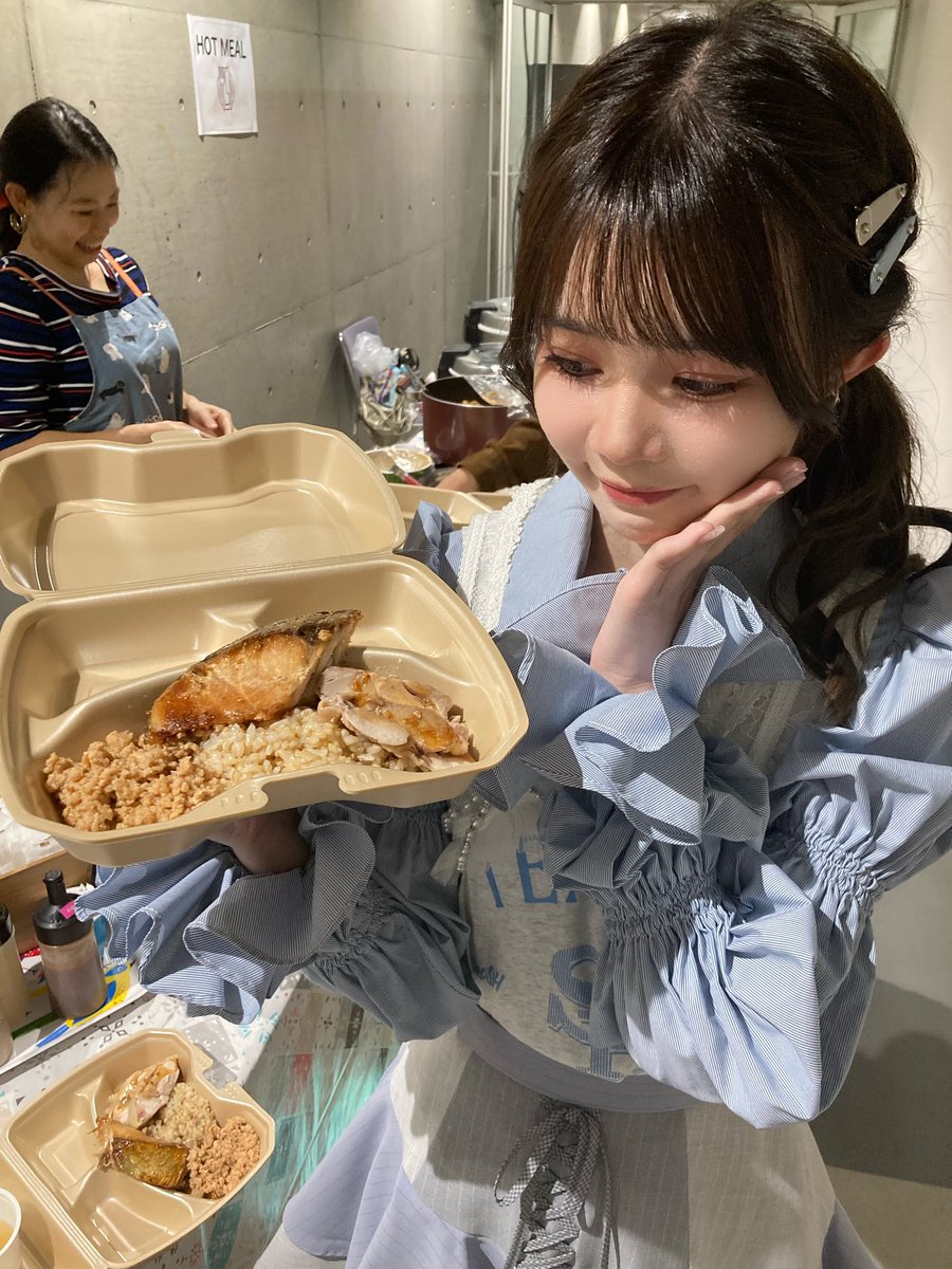 choosagi's tweet photo. これまでドキュメンタリーやバラエティ番組でしか見たことのなかったAKB48の楽屋ご飯をいただきました💕

食事のひとときも驚きと共に楽しむことができ、ここ数日よく耳にする言葉を借りれば——I love my job 🥰🥰🫶🏻

楽屋では本当に大切に世話していただき、とても幸せでした💕 https://t.co/yUbXX5nIBG