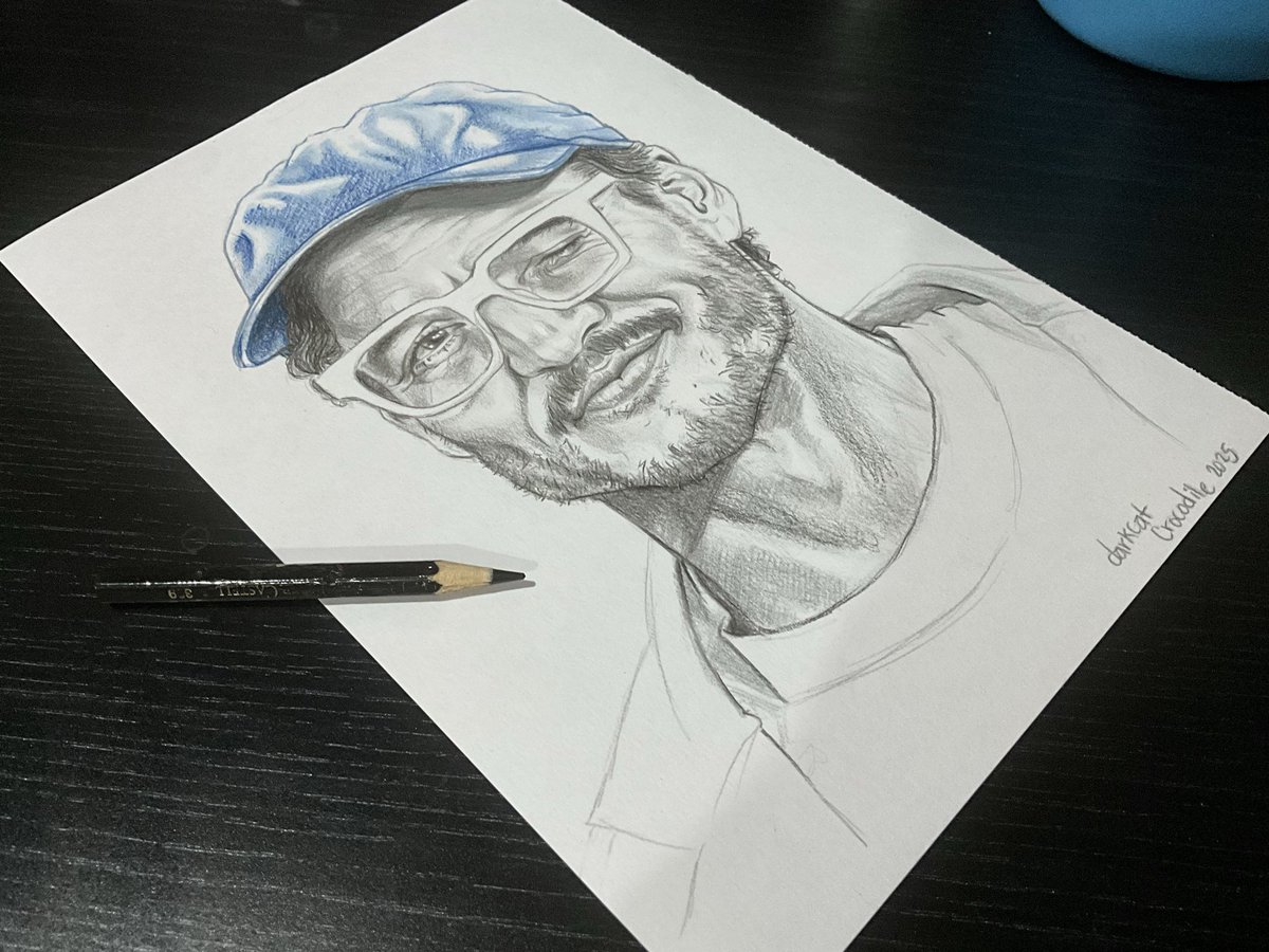 🧢✨wink ✨🧢

For my niece birthday 🎁🤭

#PedroPascal #pencildrawing #portrait #pinup #manualart #drawing #colorpencilart #pedro