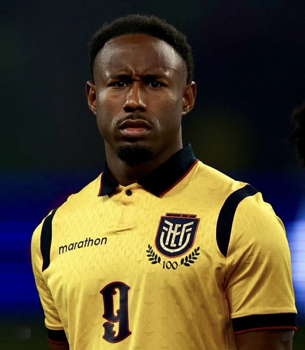 aillingworth96's tweet photo. No es coincidencia que cuando John Yeboah pasó a jugar de extremo por derecha, que es 𝘀𝘂 𝗽𝗼𝘀𝗶𝗰𝗶𝗼́𝗻 𝗡𝗔𝗧𝗨𝗥𝗔𝗟, demostró su gambeta y fue el jugador más desequilibrante en ofensiva. ¿Cuál es el mensaje? Deja de inventar Beccacece y potencia a tus jugadores. https://t.co/ccs2k0VLvW
