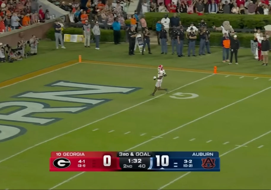 thebigdent's tweet photo. After doing some investigation, I can confidently say the player DID have possession when he crossed the goal line Saturday night. 

Not sure what all the fuss is about. This definitely should’ve been a TD! 😁 #GoDawgs https://t.co/qFmUwQaf5S