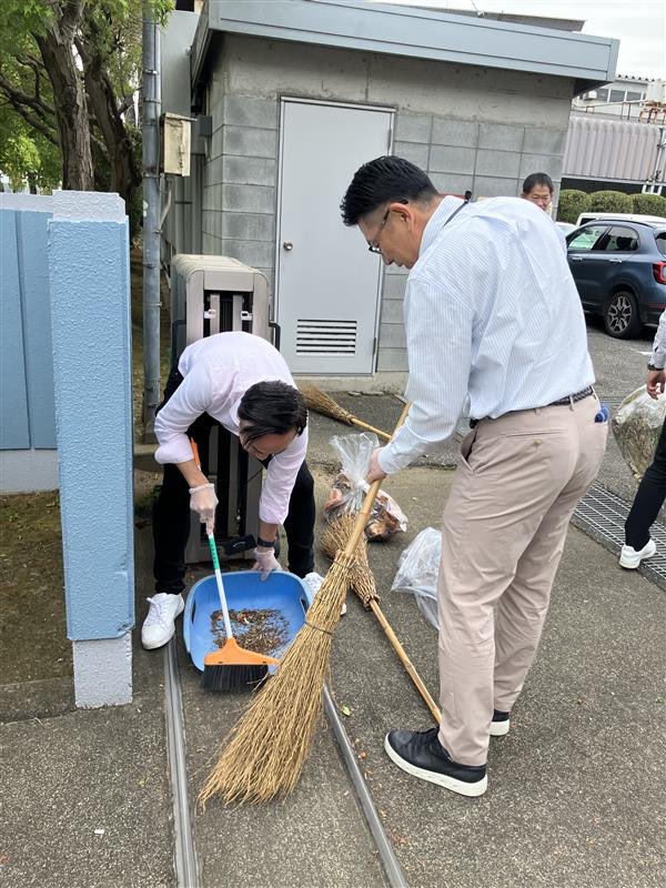 当社の太田本社正門・裏門周辺の清掃を行いました🧹 社員が協力して