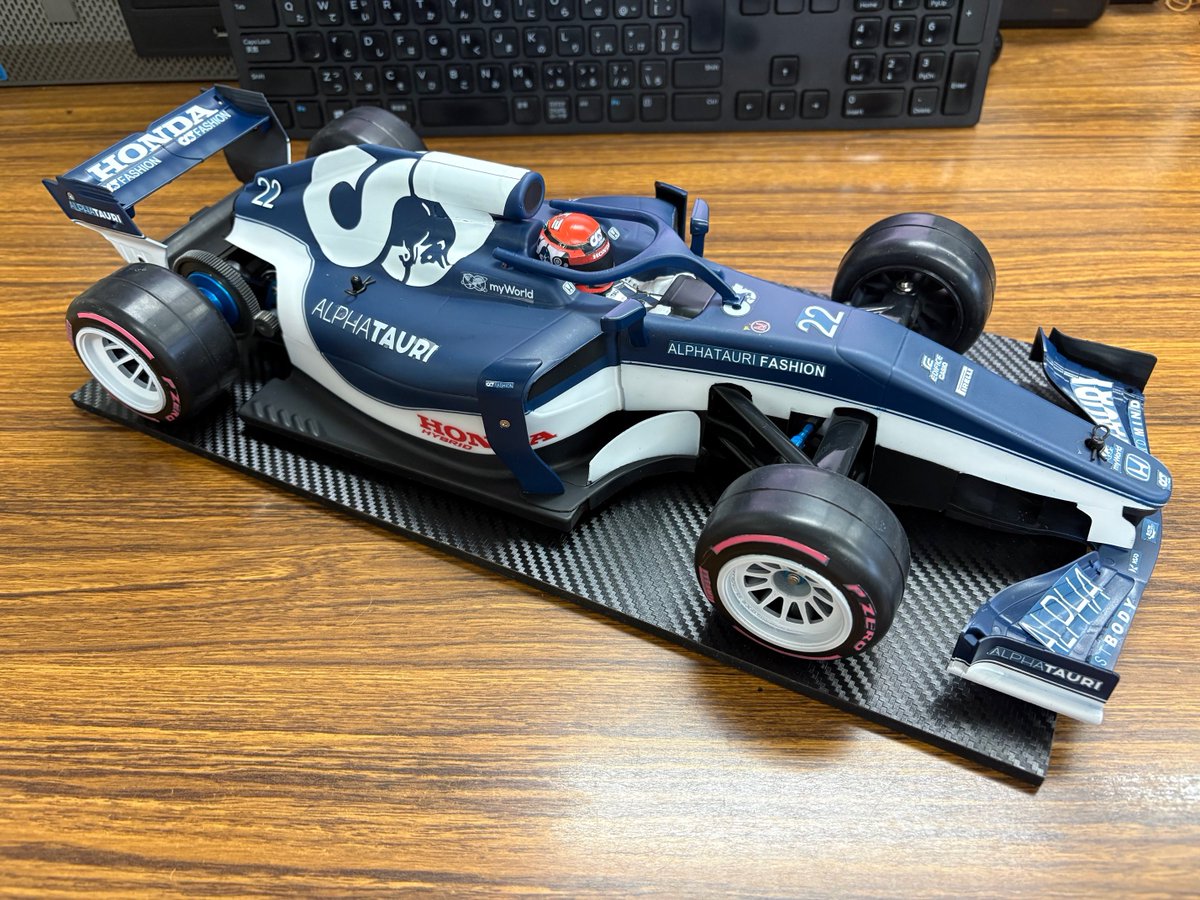 optionno1's tweet photo. F104PRO2のタイヤをライド様の《Type VR》に変更してみました。ノーマルタイヤと比べて、少し小さいので若干ですが車高が下がりました。
ホイールは白に塗装して、サイドウォールにピレリのロゴシールを貼ってみました。😁
#F104PRO2
#オプションナンバーワン
#OP1
#F1ラジコン
#角田裕毅 https://t.co/eX2wZ8ny4t