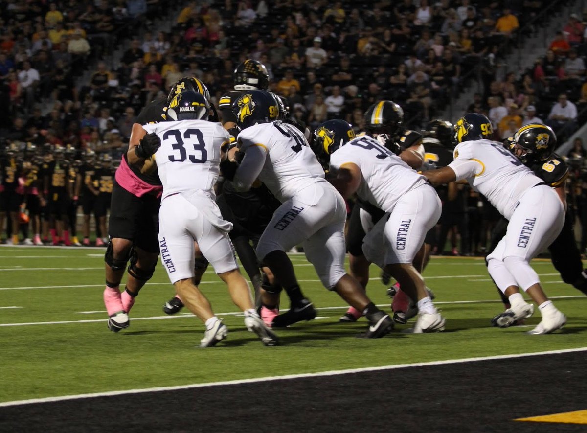 Broncho goal line defense at Ft Hays: Reese Roller (LB) and three down linemen <a href="/ucobronchofb/">UCO Football</a> <a href="/ucoathletics/">UCO Bronchos</a>