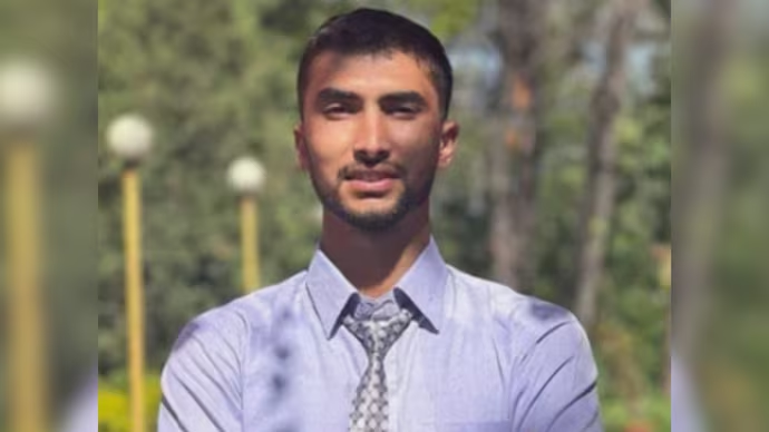 IndiaToday's tweet image. 𝐁𝐨𝐝𝐲 𝐨𝐟 𝐍𝐞𝐩𝐚𝐥𝐢 𝐡𝐞𝐫𝐨 𝐰𝐡𝐨 𝐬𝐚𝐯𝐞𝐝 𝟏𝟕 𝐥𝐢𝐯𝐞𝐬 𝐝𝐮𝐫𝐢𝐧𝐠 𝐎𝐜𝐭𝐨𝐛𝐞𝐫 𝟕 𝐇𝐚𝐦𝐚𝐬 𝐚𝐭𝐭𝐚𝐜𝐤 𝐫𝐞𝐚𝐜𝐡𝐞𝐬 𝐈𝐬𝐫𝐚𝐞𝐥

According to #Israeli authorities, #Joshi was among four deceased #hostages whose remains were returned by #Hamas on Monday as