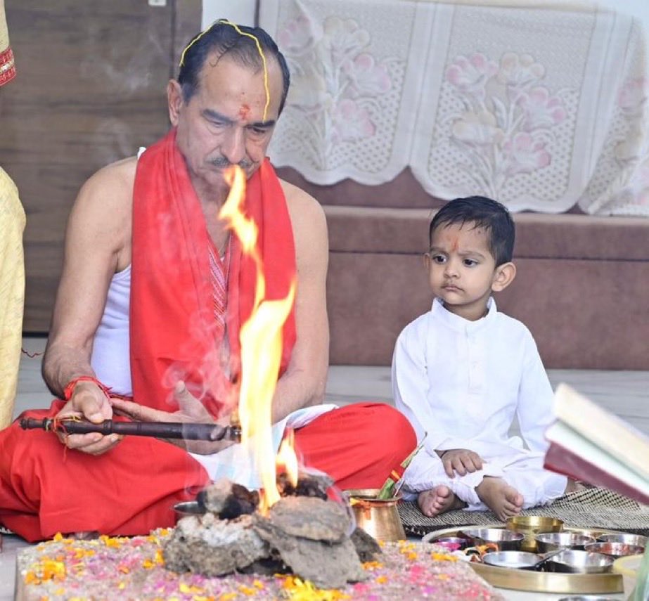 बड़े नेताओं की ख़ुद की ज्योत जलनी चाहिए 
भले ही आमजन की भुज जाये 
भजनलाल सरकार काम ही ऐसे कर रही है चारों तरफ़ निंदा हो रही है 😔🙏