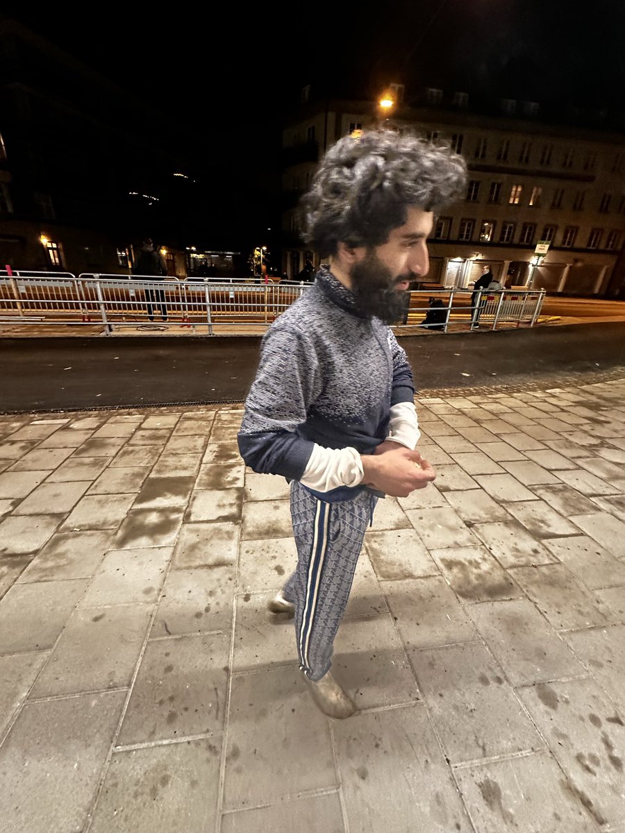 kldkmlldyn1's tweet image. عالم عراقي ،، مولود بالسويد ودارس اقتصاد ، ويعمل صائغ ذهب ،، انضرب بسبب قانون الضرائب السويدي  طلب مني سيكار . سالته ممكن اصورك كال عمي صور لوغيرك أمرعده بس انت مبين خوش ولد .  يملك معلومات مخيفة عن الدين ، السياسة ، الاقتصاد ، وقانون البنا التحتية