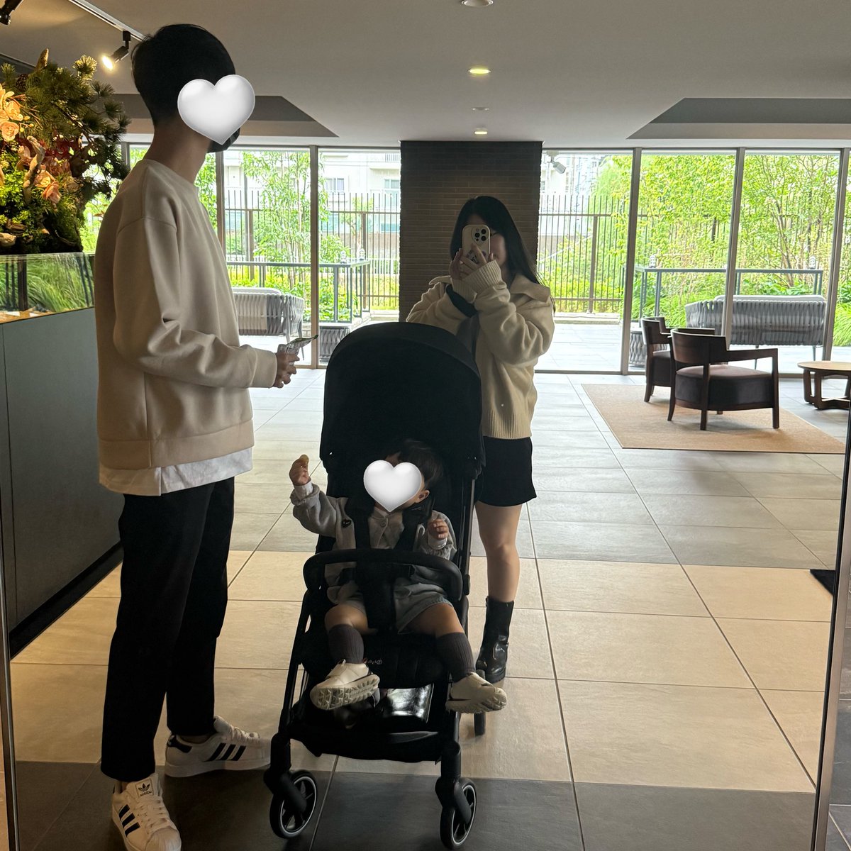 yap_ybringcz's tweet image. 어제 일본 도착 후 밤에 소파에서 낙상사고..

응급실 갈까말까 하다가 육아 응급 상담소에 전화하고 지금 애기 상황 떨어졌울때의 상황 설명하고 괜찮을것 같아하셔서 냉찜질 하라는 말에 안도...

오늘은 어제 뭔일이 있었냐는듯 멍도 갈아앉고 정상적인 하루.

집에 장난감도 없어서 일단 산책삼아…