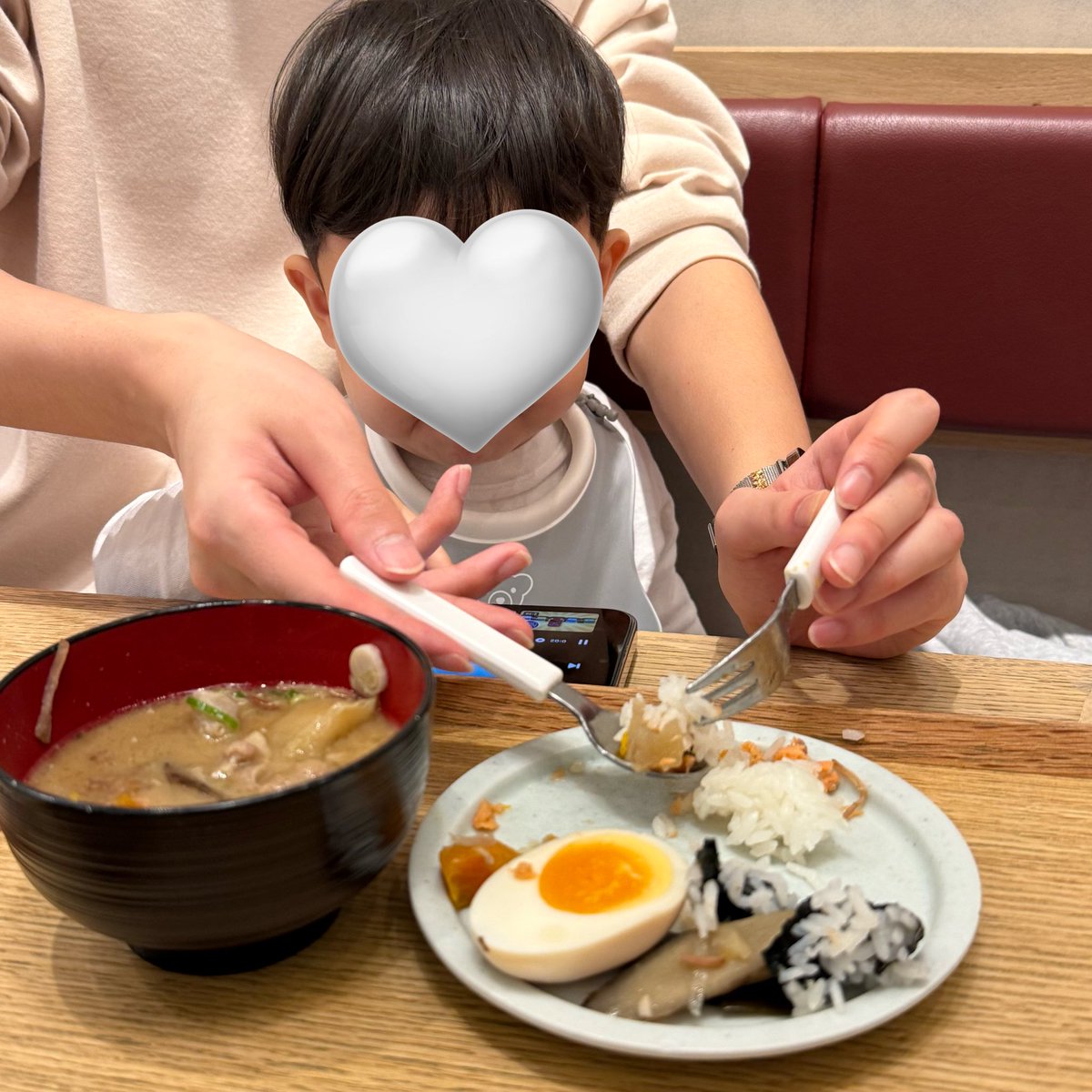 yap_ybringcz's tweet image. 어제 일본 도착 후 밤에 소파에서 낙상사고..

응급실 갈까말까 하다가 육아 응급 상담소에 전화하고 지금 애기 상황 떨어졌울때의 상황 설명하고 괜찮을것 같아하셔서 냉찜질 하라는 말에 안도...

오늘은 어제 뭔일이 있었냐는듯 멍도 갈아앉고 정상적인 하루.

집에 장난감도 없어서 일단 산책삼아…