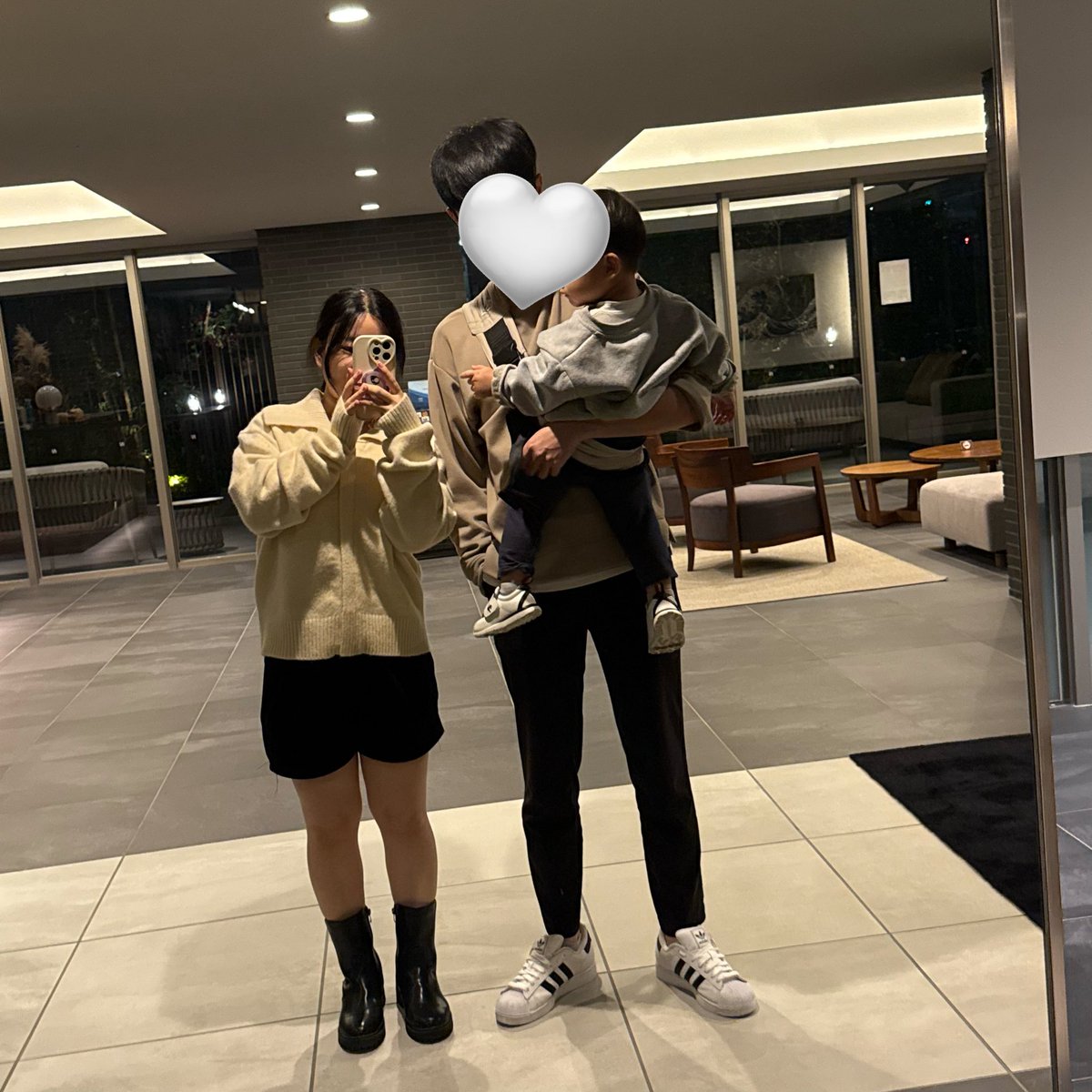 yap_ybringcz's tweet image. 어제 일본 도착 후 밤에 소파에서 낙상사고..

응급실 갈까말까 하다가 육아 응급 상담소에 전화하고 지금 애기 상황 떨어졌울때의 상황 설명하고 괜찮을것 같아하셔서 냉찜질 하라는 말에 안도...

오늘은 어제 뭔일이 있었냐는듯 멍도 갈아앉고 정상적인 하루.

집에 장난감도 없어서 일단 산책삼아…