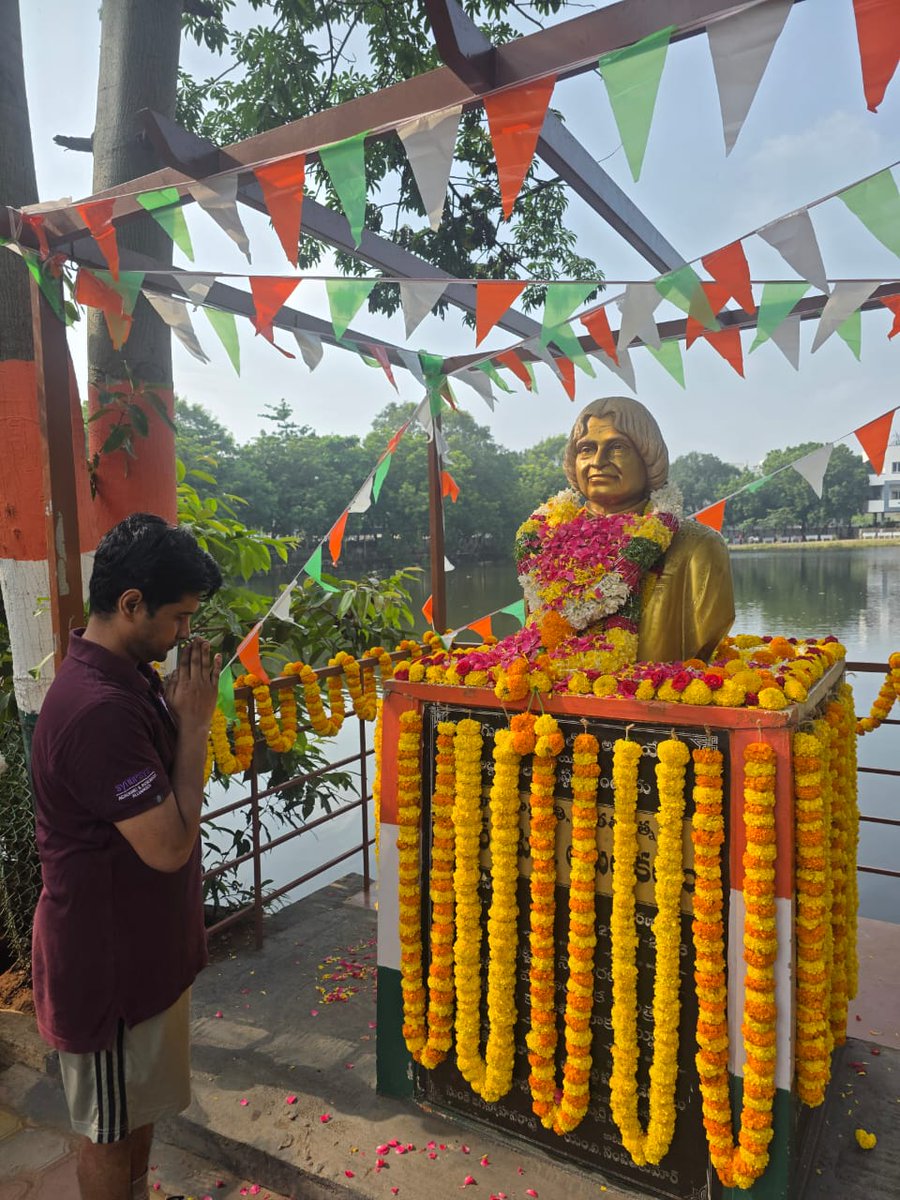 SivaMakutam's tweet image. ఈరోజు భారత రత్న , మాజీ రాష్ట్రపతి APJ అబ్దుల్ కలాం గారి జయంతి. ఈ సందర్భంగా World Students Day జరుపుకుంటాము. 

పొద్దున గుంటూరు లోని గుజ్జనగుండ్ల పార్క్ లోని Walking Track మీద వారికీ ఈ సందర్భంగా నివాళి అర్పిస్తుండగా ... 

#abdulkalam 
#WorldStudentsDay