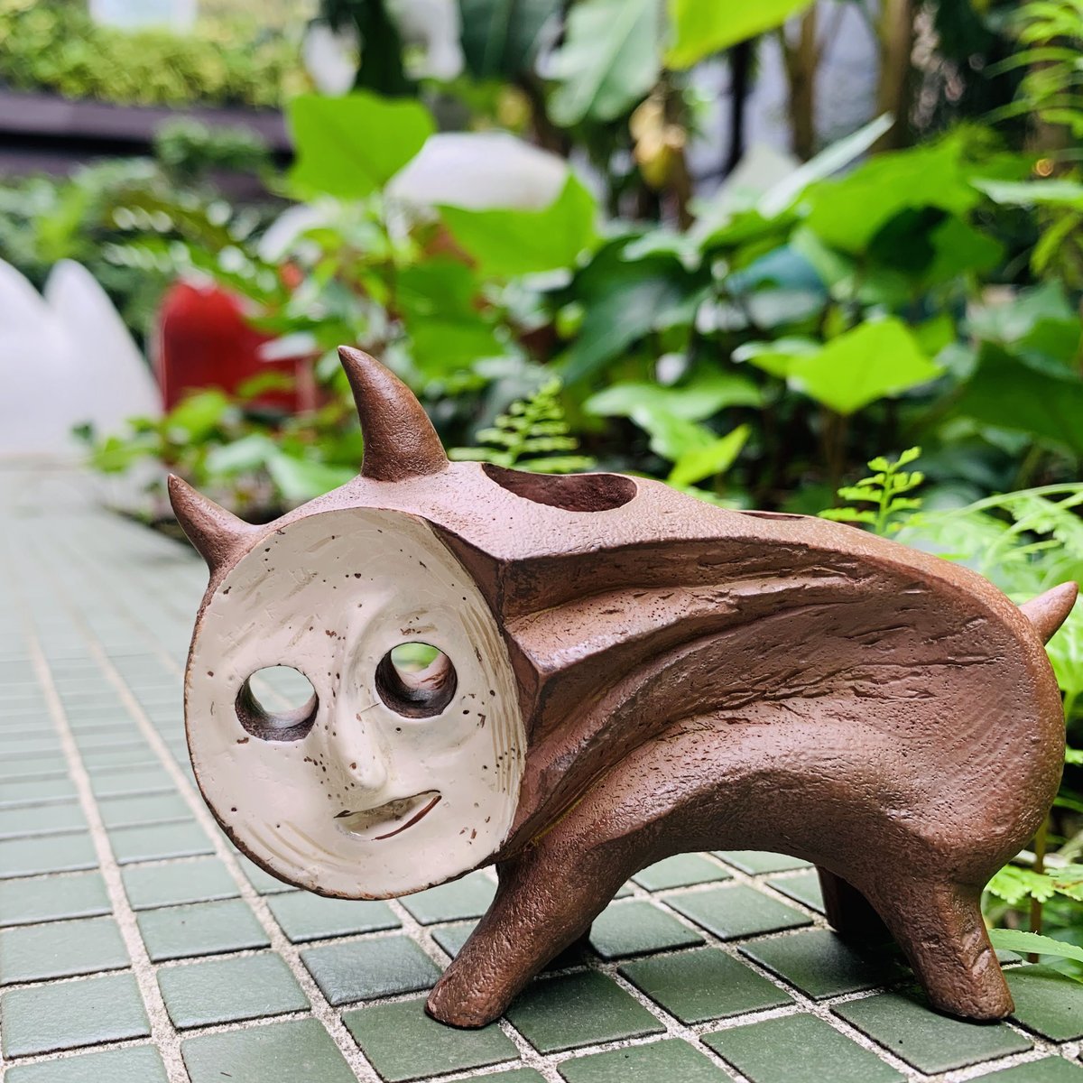 岡本太郎　犬の植木鉢　オブジェ 記念館のお庭のアイドル、《犬の植木鉢》🌿 庭に猛獣をうろうろさせ