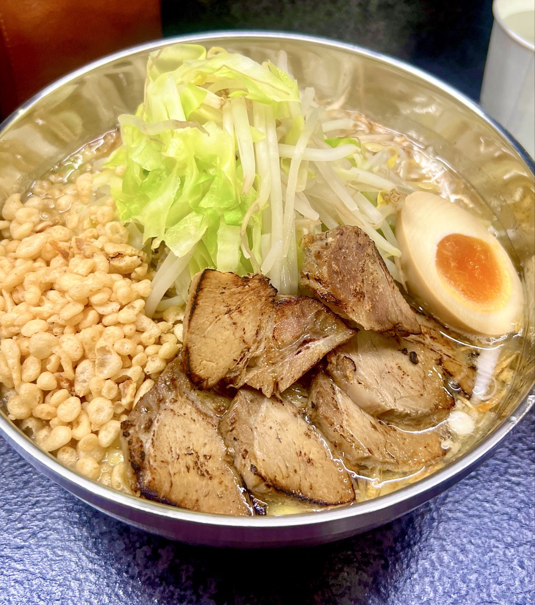 新江古田 兄貴んち
揚げネギ塩らーめんtp天かす
揚げネギときたら気になっていた塩らめぇん！
塩にしてはこってり濃厚な感じがした！きっと背脂の影響。いやーやっぱり兄貴の麺はうまい！モチモチ麺サイコー🍜
最近初めて行った店で失敗したから兄貴の麺食ってやっぱこれだなって思うw