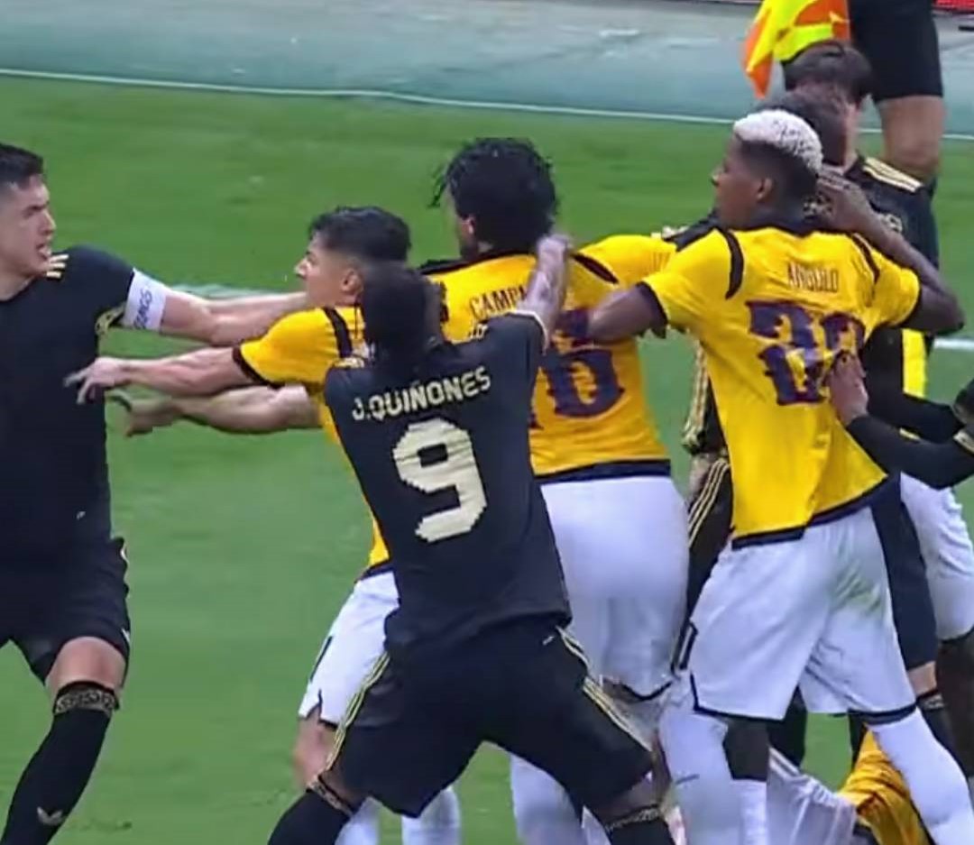 marcadorec's tweet image. 🔴En Vivo

🏆#Amistoso | Fecha FIFA

#ECU 1-1 #MEX (⏱75 minutos)

Leonardo Campana tuvo que cambiarse la camiseta luego que se la rompieran durante una trifulca con los mexicanos ➡️ ow.ly/MJ6P50Xbulu