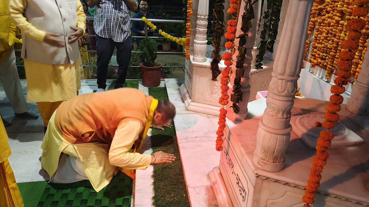 awgpofficial's tweet photo. मोहाली शक्तिपीठ में आद. डॉ. चिन्मय पंड्या जी द्वारा दादा गुरु की प्रतिमा का अनावरण एवं प्रेरक उद्बोधन

#MohanaliShaktipeeth #DrChinmayPandya #GayatriParivar #DadaGuru #YugNirman #ShaktipeethEvent #GuruPrerna #Awgp #ChinmayPandyaVisit #SpiritualAwakening #DivyaJeevan #awgp https://t.co/sqDssxCUcm