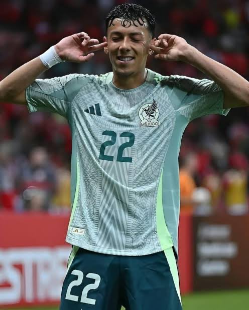 Goles con la selección en 2025:

Julián Quiñones: 0 Goles 🚫

Jorge Ruvalcaba: 1 Gol ⚽️

A uno lo quieren llevar al mundial, al otro le llaman tronco sobrevalorado. 

El relato.