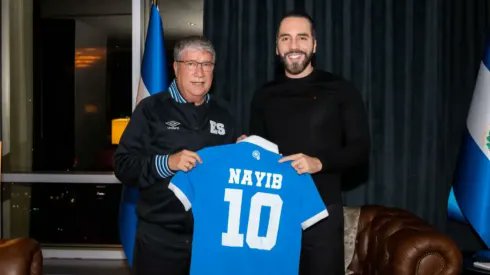 Los partidos no se ganan con encuestas
Al mundial no se clasifica con encuestas

Entre vende humos se entienden.

🤡