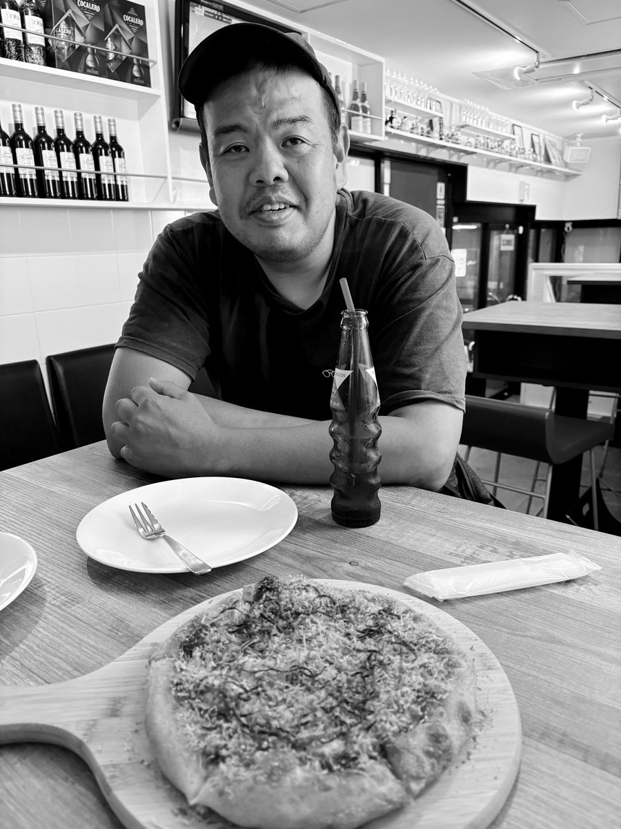 ピザを前に人生を語る半田さん

この辺で1番美味しいたこ焼きを知ってるから買ってきてくれるらしい